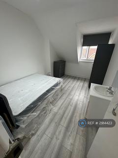 1 bedroom in a house share to rent, Lower Addiscombe Road, Croydon, CR0