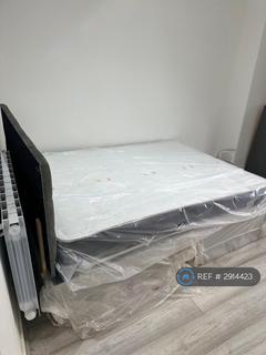 1 bedroom in a house share to rent, Lower Addiscombe Road, Croydon, CR0