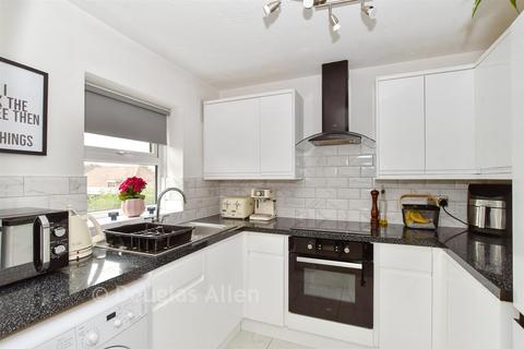 1 bedroom flat for sale, Burns Avenue, Chadwell Heath RM6