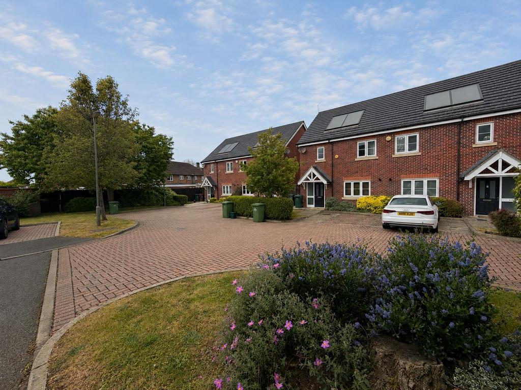 Detached house exterior, driveway