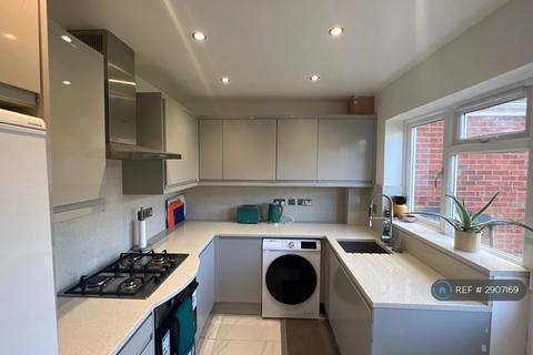 3 bedroom semi-detached house to rent, Eynsham Close, Reading, RG5