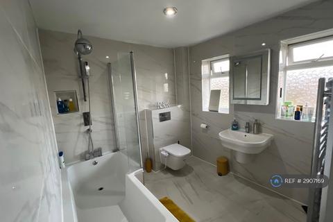 3 bedroom semi-detached house to rent, Eynsham Close, Reading, RG5