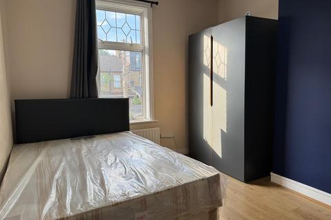 1 bedroom in a house share to rent, Moyers Road, London