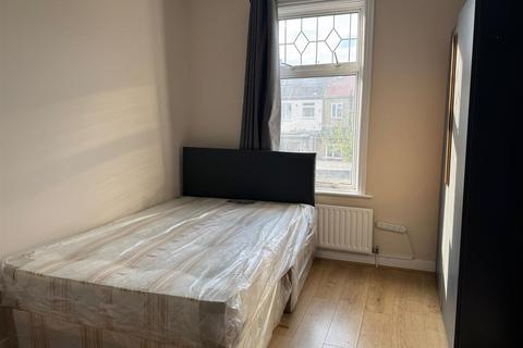 1 bedroom in a house share to rent, Moyers Road, London