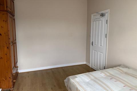 1 bedroom in a house share to rent, Moyers Road, London