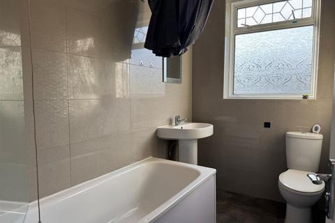 1 bedroom in a house share to rent, Moyers Road, London