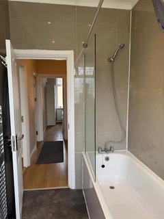 1 bedroom in a house share to rent, Moyers Road, London