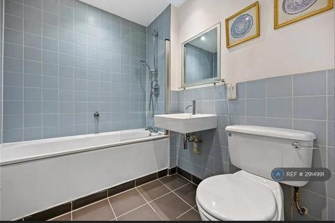 1 bedroom in a flat share to rent, Theobalds Road, London, WC1X
