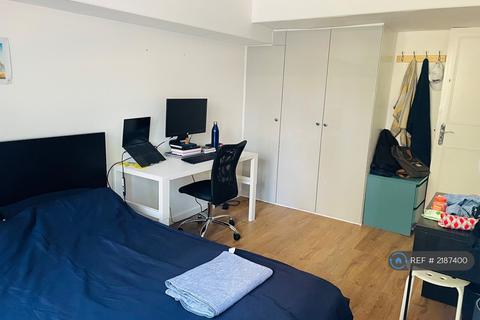 3 bedroom flat to rent, Shuters Square, London, W14