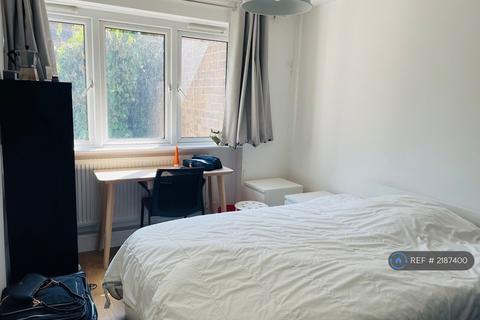 3 bedroom flat to rent, Shuters Square, London, W14