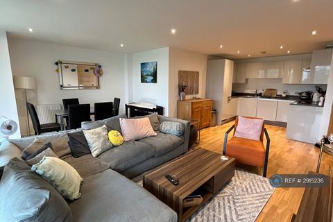 3 bedroom flat to rent, The Crescent, London, SE8