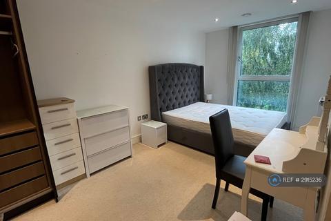 3 bedroom flat to rent, The Crescent, London, SE8