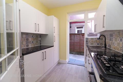 2 bedroom maisonette for sale, Perth Road, London