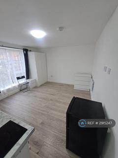 Studio to rent, Whitehills Road, Loughton, IG10