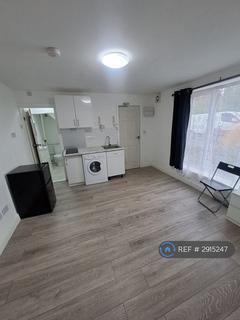Studio to rent, Whitehills Road, Loughton, IG10
