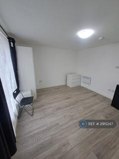 Studio to rent, Whitehills Road, Loughton, IG10
