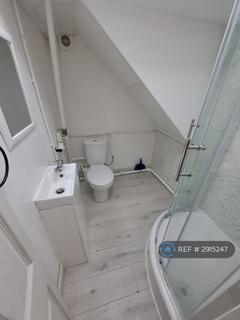 Studio to rent, Whitehills Road, Loughton, IG10