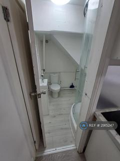 Studio to rent, Whitehills Road, Loughton, IG10
