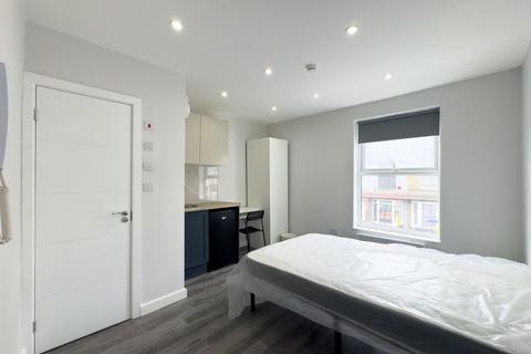 Studio to rent, Mead Road, Edgware, HA8