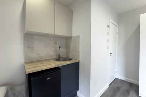 Studio to rent, Mead Road, Edgware, HA8