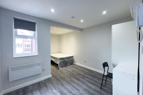 Studio to rent, Mead Road, Edgware, HA8