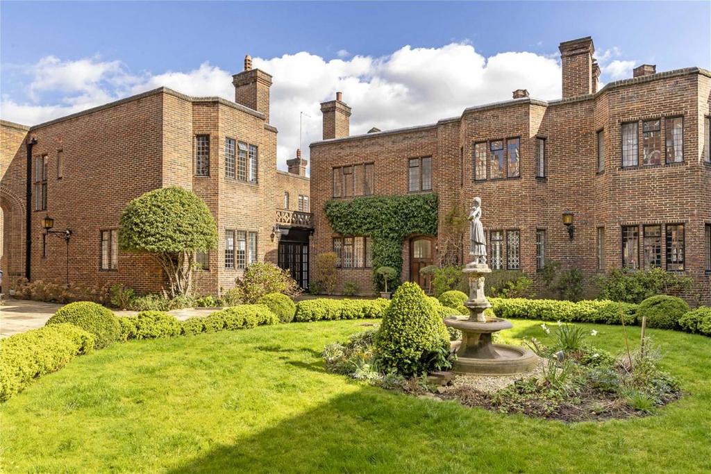 The Gateways, London SW3 3 bed house to rent - £6,500 pcm (£1,500 pw)