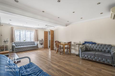 4 bedroom semi-detached house for sale, Havering Road, Collier Row, RM1