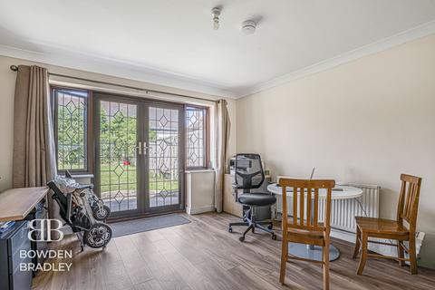 4 bedroom semi-detached house for sale, Havering Road, Collier Row, RM1