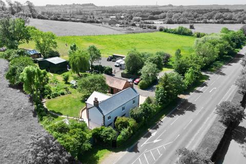 4 bedroom detached house for sale, Daventry Road, Staverton, NN11 6JT