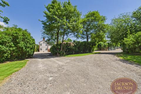 4 bedroom detached house for sale, Daventry Road, Staverton, NN11 6JT