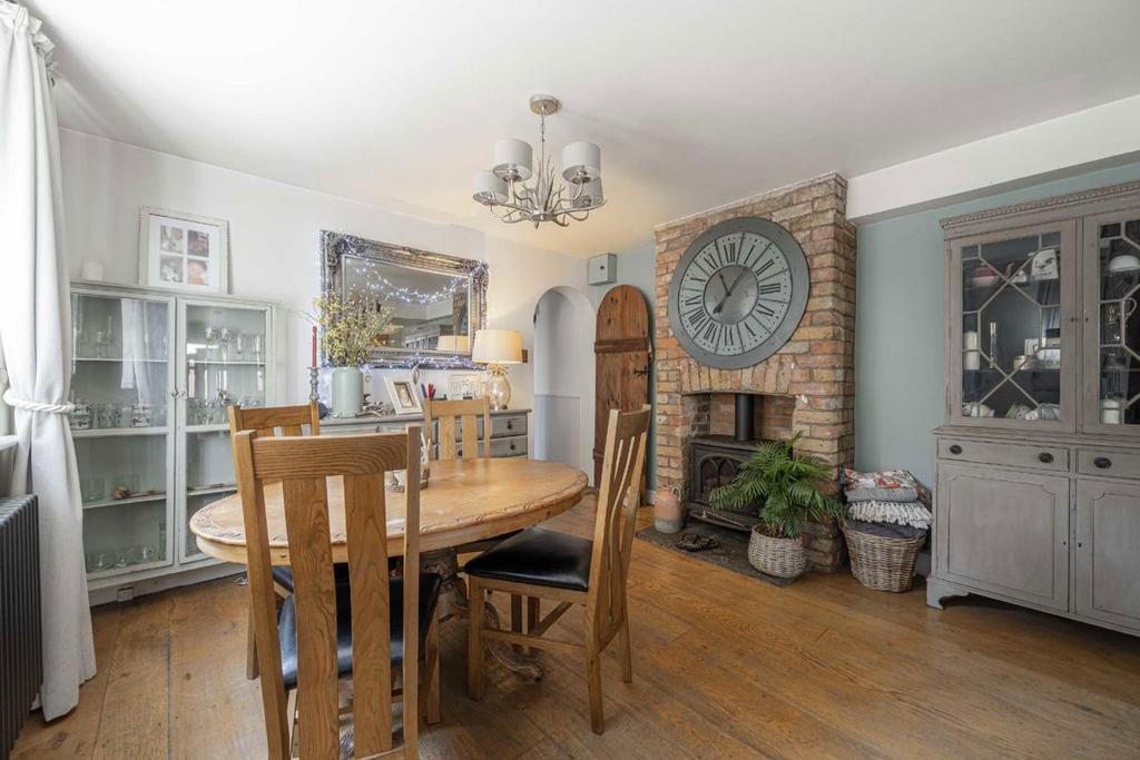 Dining room, fireplace