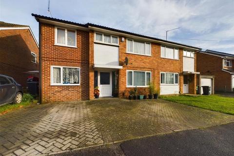 Semi-detached house - Ferndale Avenue, Reading, Berkshire, RG30