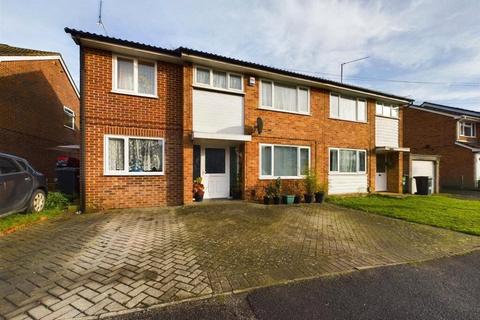 Semi-detached house - Ferndale Avenue, Reading, Berkshire, RG30