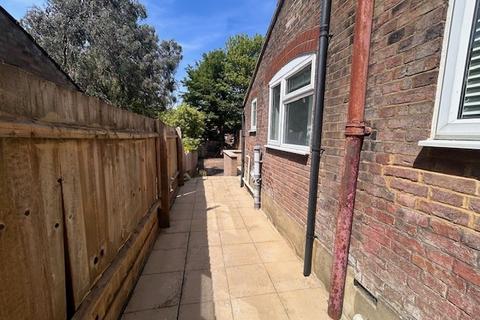 4 bedroom terraced house to rent, High Town Road, Luton, LU2