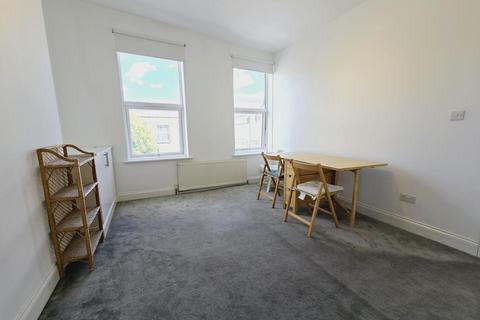 2 bedroom flat to rent, 663B Holloway Road, Archway