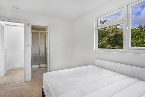 1 bedroom in a house share to rent, Ashenden Road, Guildford GU2