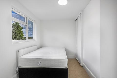 1 bedroom in a house share to rent, Ashenden Road, Guildford GU2