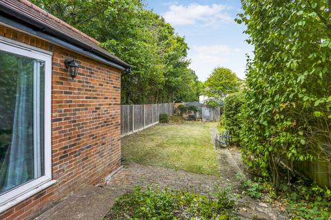 1 bedroom in a house share to rent, Ashenden Road, Guildford GU2