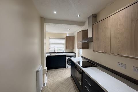 3 bedroom semi-detached house to rent, Gore Avenue, Salford M5