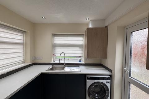 3 bedroom semi-detached house to rent, Gore Avenue, Salford M5