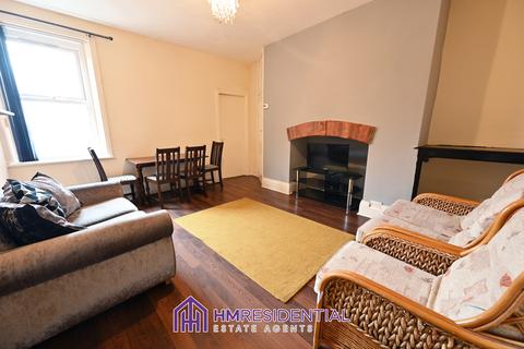 3 bedroom flat to rent, Wingrove Gardens, Fenham NE4