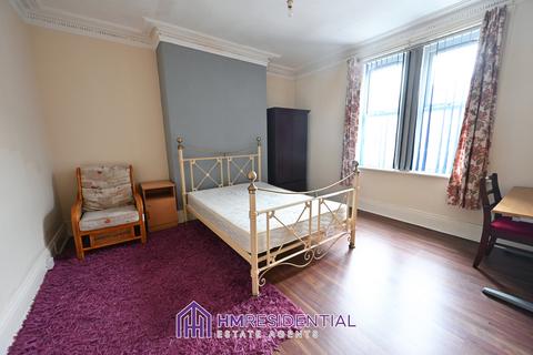 3 bedroom flat to rent, Wingrove Gardens, Fenham NE4