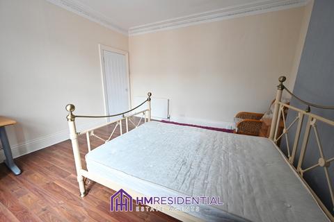3 bedroom flat to rent, Wingrove Gardens, Fenham NE4