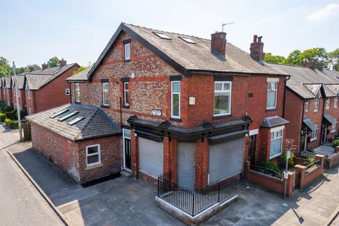 2 bedroom flat to rent, Weldon Road, Altrincham WA14