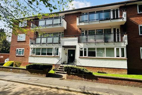 3 bedroom apartment to rent, Calthorpe Gardens, Edgware, HA8