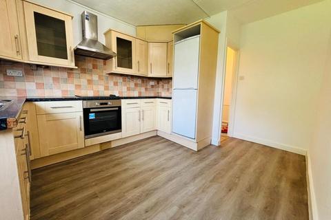 3 bedroom apartment to rent, Calthorpe Gardens, Edgware, HA8