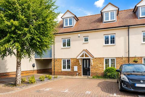 5 bedroom semi-detached house to rent, Park Side, Epping