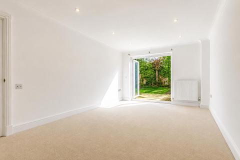 5 bedroom semi-detached house to rent, Park Side, Epping