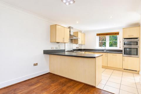 5 bedroom semi-detached house to rent, Park Side, Epping