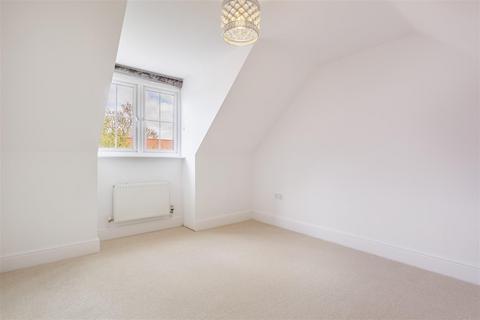 5 bedroom semi-detached house to rent, Park Side, Epping